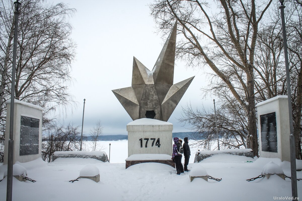 памятники г оса. памятник землякам осинцам. мемориал оса пермский край. оса пермский край мемориальный комплекс. оса пермского края.