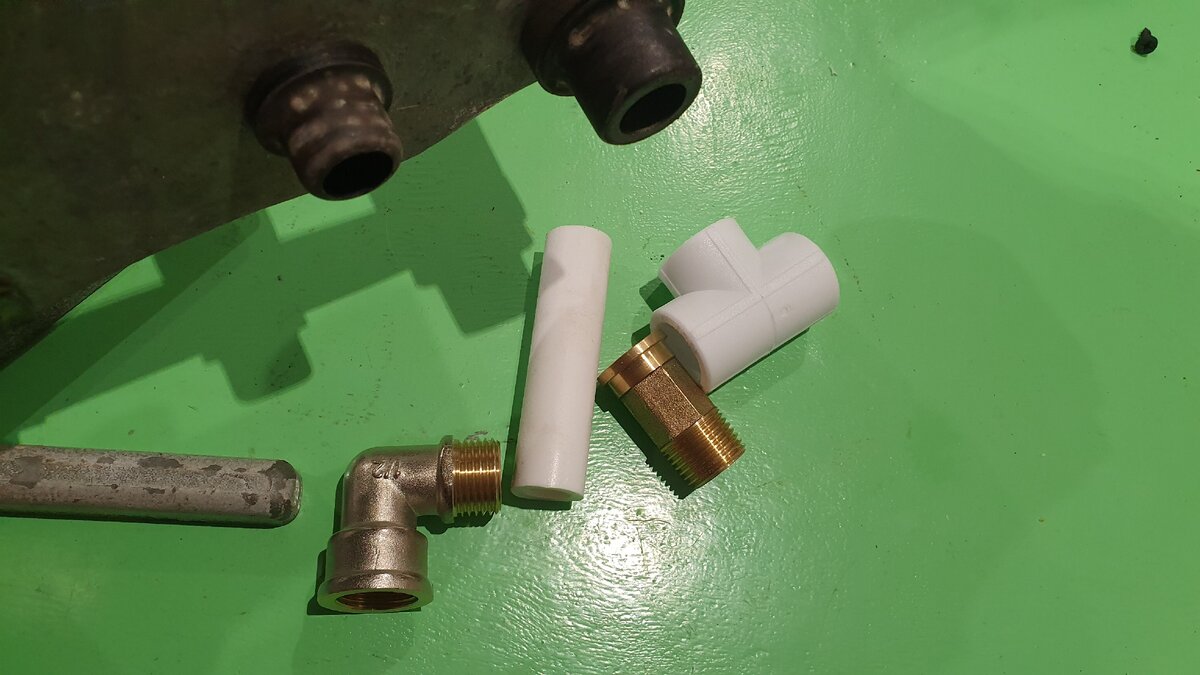 нарезка резьбы на пластиковой трубе. пластиковую трубу нагреть сделать резьбу. нарезать резьбу на полипропиленовой трубе. нарезать резьбу на полипропиленовой трубе. сделать резьбу на полипропиленовой трубе.