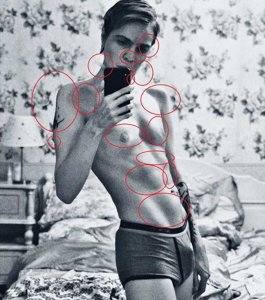 Жутко отфотошопленное фото, о котором идёт речь - с резиновым членом в трусах. 