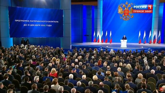 Владимир Путин предложил продлить программу материнского капитал до 2026 года и выдавать его уже за 1 ребенка.
