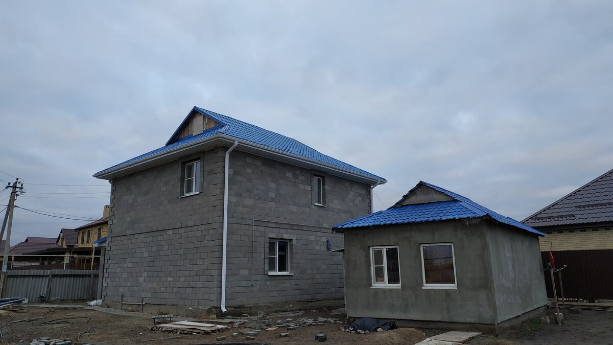 Слева - строящийся дом, справа - сейчас живу. В будущем будет летняя кухня.