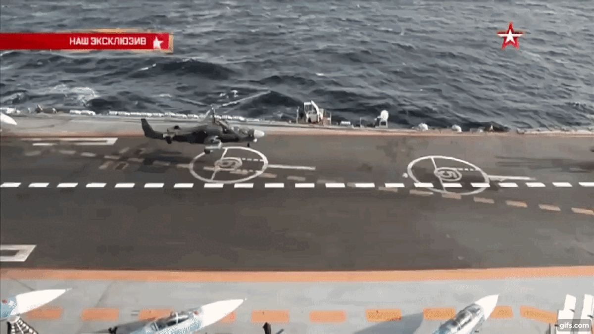 Источник: ТК ЗВезда. Авианесущий крейсер "Адмирал Кузнецов" в роли вертолётоносца. Сирия, 2017 год.