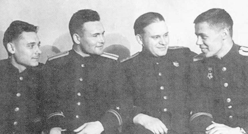 Офицеры подводной лодки С-101. Слева направо: Ю.А. Кондратьев, В.К. Сергеев, Г.А. Динцер, М.К. Чуприков. 1944 год