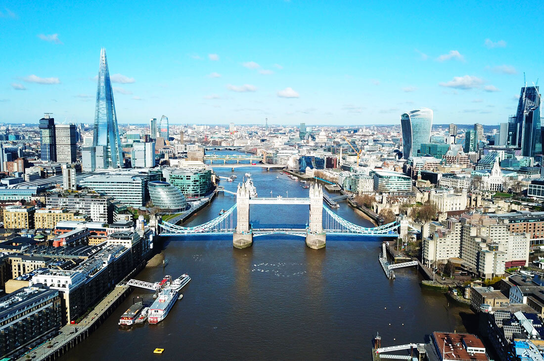 Строительство моста началось в 1886 году. Официальное открытие состоялось в 1894 года при участии принца и принцессы Уэльских. 