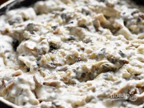 Добавляем заранее отваренную курицу и сливки, тушим ещё 7 минут  