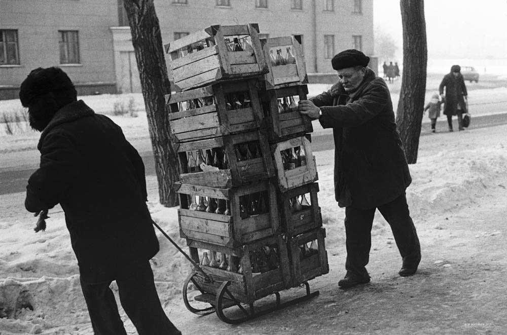 Знаете, что самое смешное в комментарях к любой записи про СССР? Что практически всегда найдется читатель, который на полном серьезе будет постить в комменты фотографии из советской передовицы "Правда", скриншоты из советских фильмов и рисунки из "Книги о вкусной и здоровой пище", выдавая их за подлинную жизнь СССР.

В старых советских фильмах на улицах городов всегда светит солнце, по ним гуляют улыбающиеся и хорошо одетые люди, дождь там бывает только по расписанию, а техника ломается исключительно в связи с планом партии по перепланированию производства.

Однако советская действительность разительно отличалась от той реальности, которую показывали в кинофильмах и на первых полосах советских газет — если отбросить пропагандистскую шелуху, то в сухом остатке оставалась достаточно неприглядная, серая и бедная действительность. Люди на "обычных" советских фотоснимках редко выглядят счастливыми — как правило, это усталые, изможденные люди, с плохой кожей и весьма бедно одетые... Счастливыми на старых фото выглядят только дети.

Под катом — документальные фотоснимки настоящей жизни в СССР, без ретуши.



02. Застолье с пельменями, Краснослободск. Волгоградская область. 1982 год. Та самая бедная советская кухня, о которой я писал вот в этом посте. Водка, огурцы, пельмени из тазика вприкуску с хлебом. И водка.