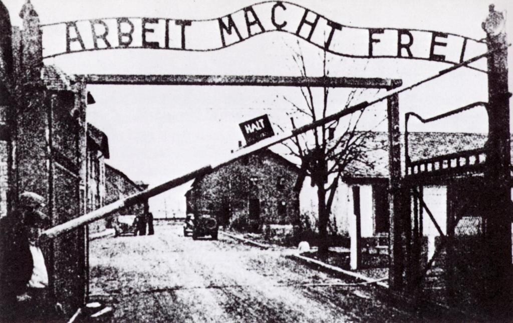 Arbeit macht frei  -  Труд делает свободным . Лозунг Лагеря.