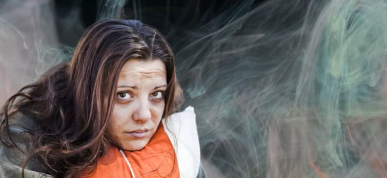 бездомная девушка