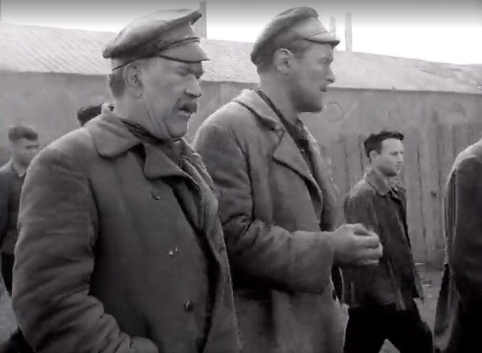 папаша Авдеев приглашает потенциального  жениха зайти в гости. Кадры из фильма "Евдокия" режиссера Татьяны Лиозновой.