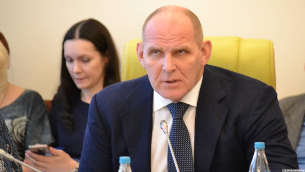 Депутат ГД Александр Карелин участвует в работе круглого стола Общественной палаты, Новосибирск / Артем Лапухин © ИА Красная Весна