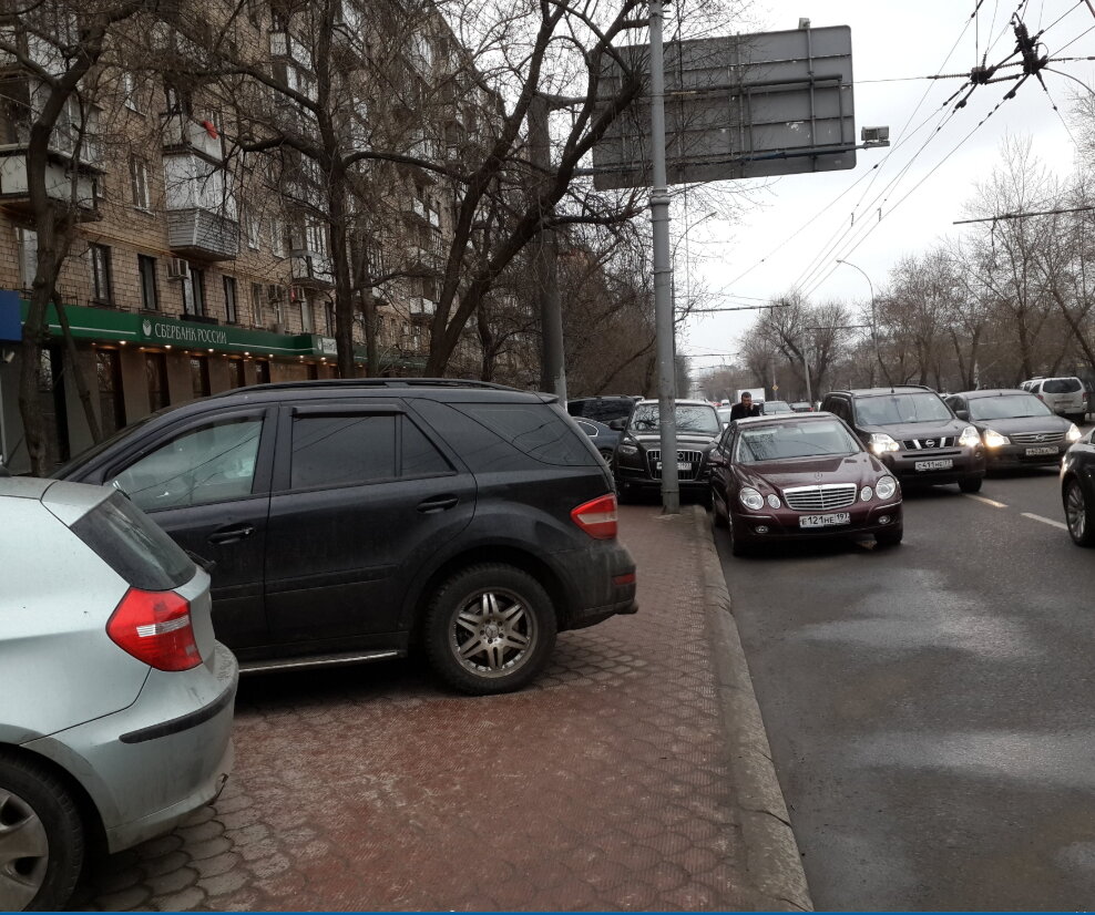 Из той же серии... ну кому нужен тротуар, в первую очередь?