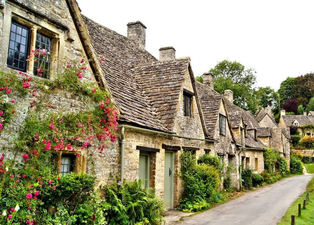 Старше на английском. Деревня Bibury Англия. Глостершир деревня Бибери. Деревня Котсуолдс Англия. Деревня графства Оксфордшир  Котсуолдс.