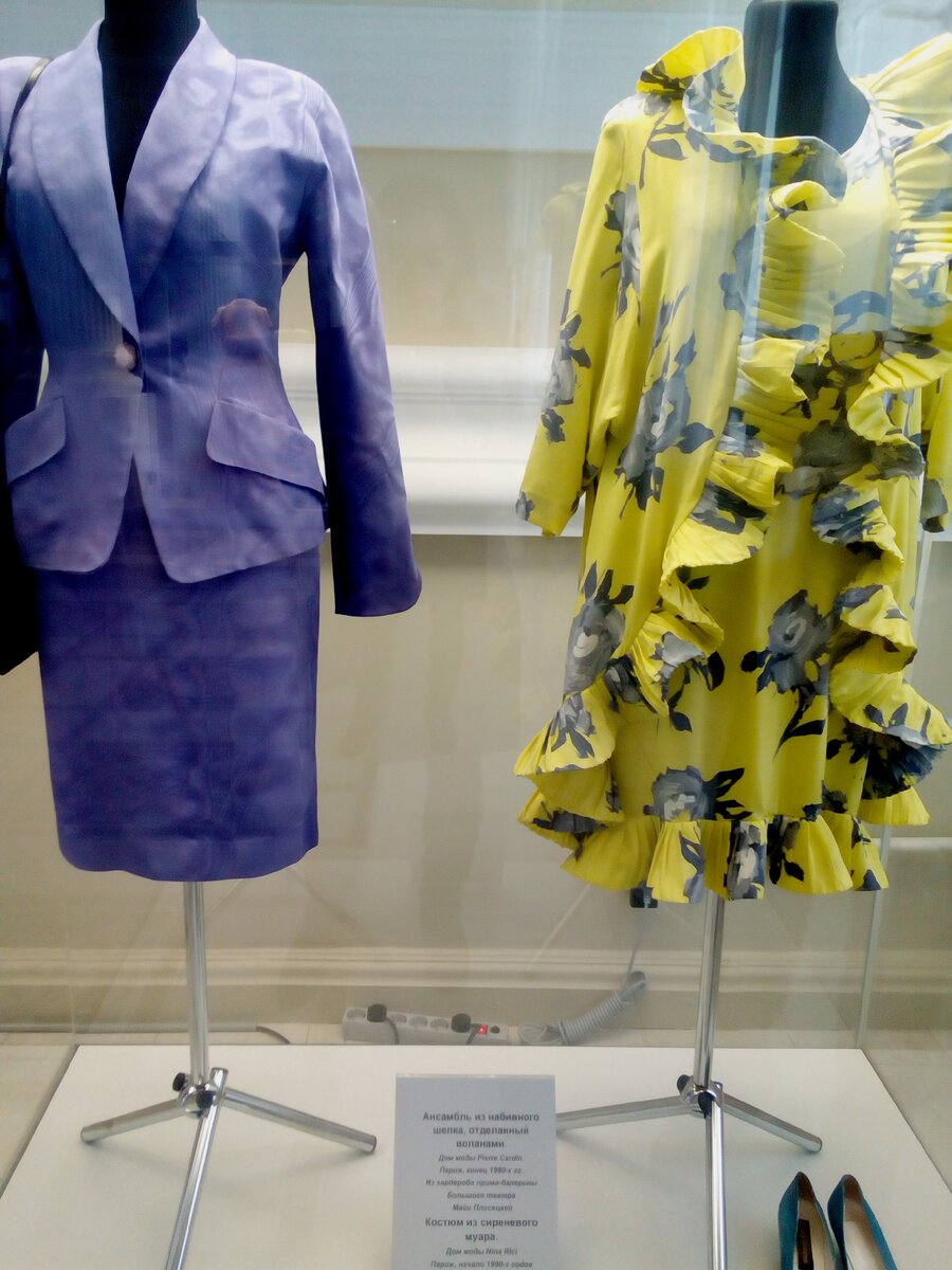 На выставке Александра Васильева 125 лет моды в России (Краеведческий музей, Новосибирск).