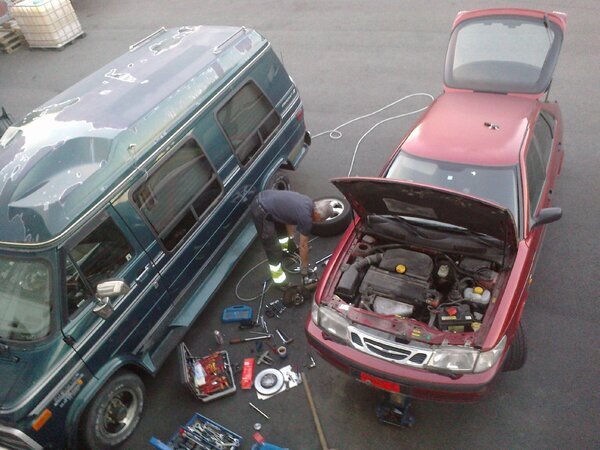 Фред ремонтирует автомобиль.