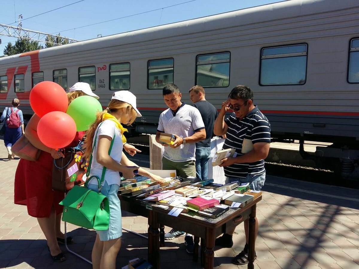 Продавцы на перронах вокзалов, прекрасные психологи. Жить захочешь, и не так раскорячишься!