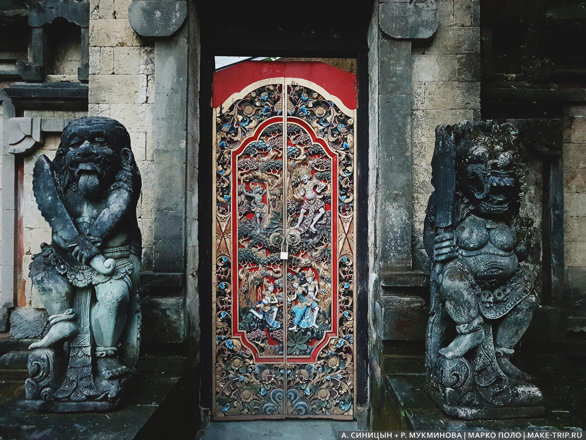 Двери храмов на Бали — произведение искусства.
