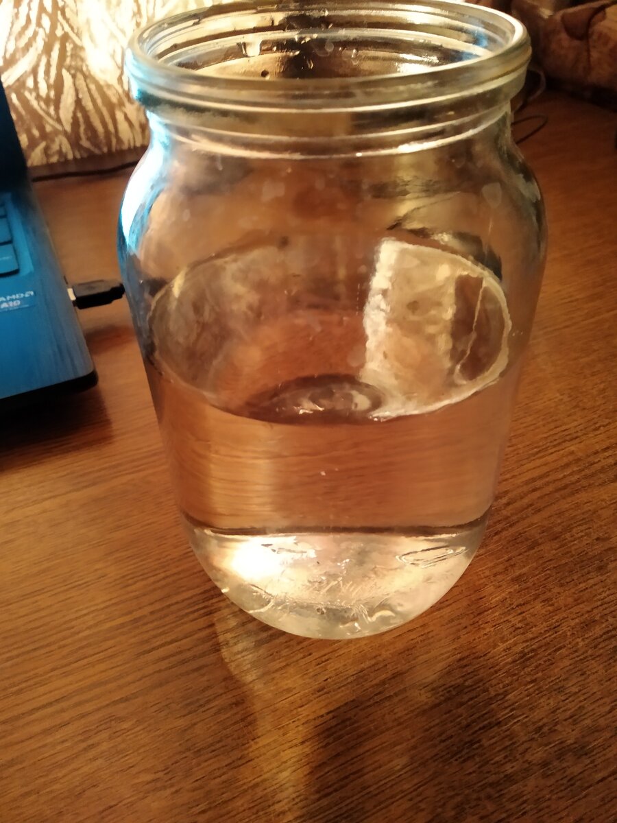 Обычная банка с ледяной водой