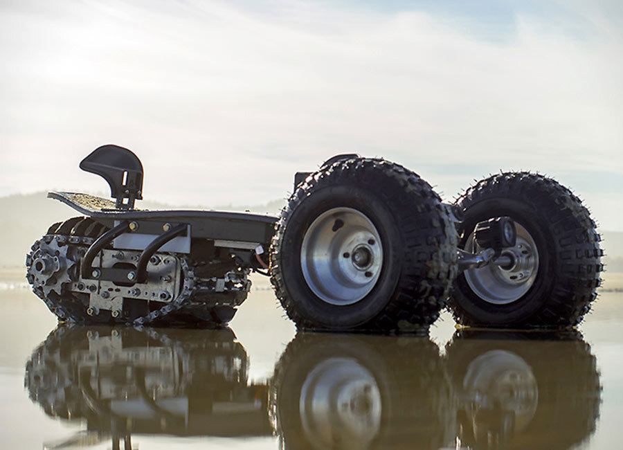 Этот электро скейтборд с гусеничным движителем выглядит как странный беспилотный марсоход, который определенно предназначен для перемещения по пересеченной местности. 