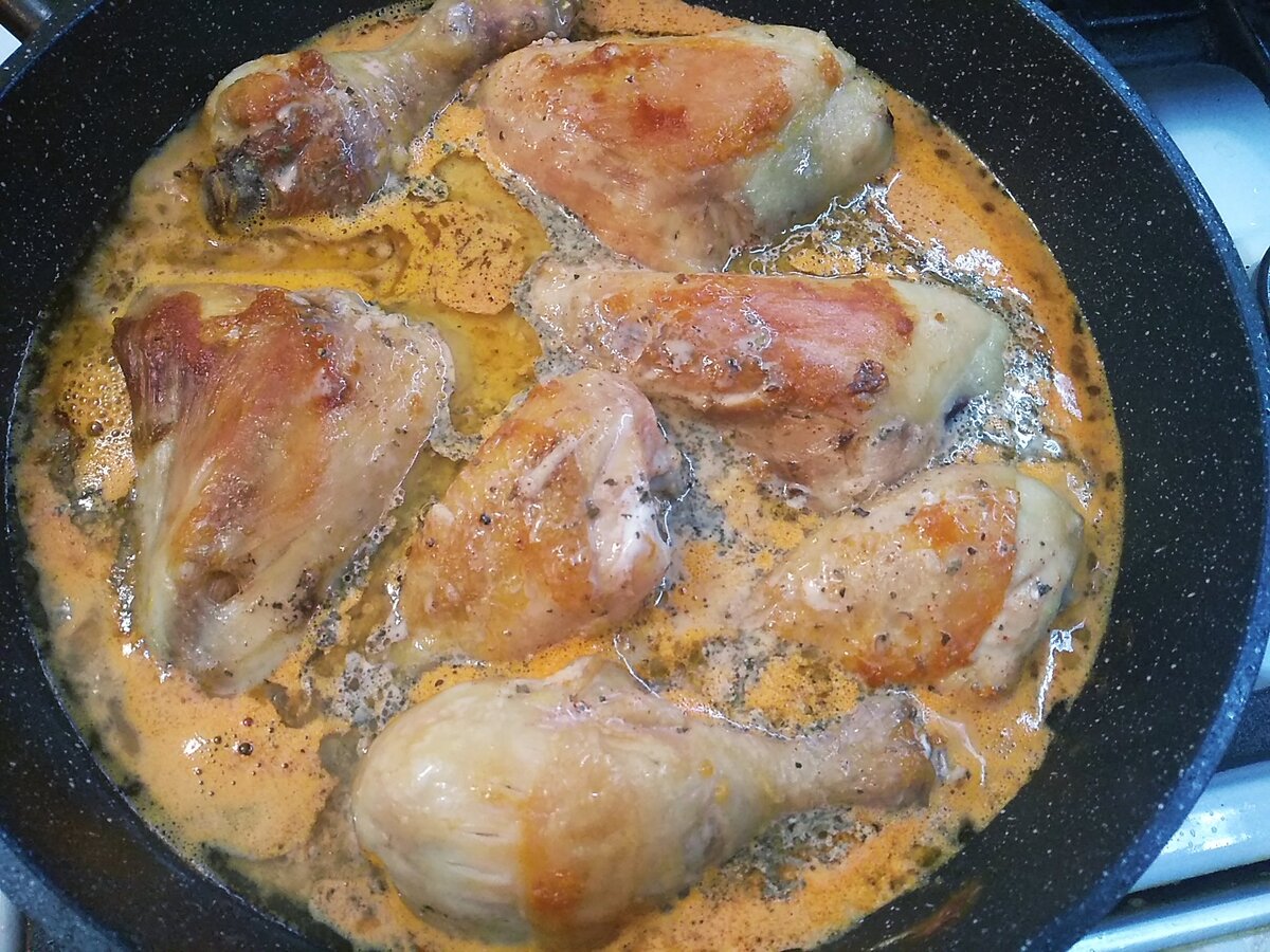 Курица со сметаной и луком на сковороде