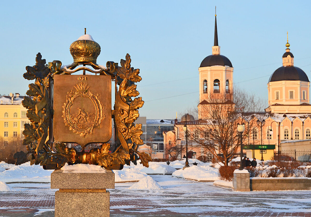 Памятник гербу Томска, на заднем плане Богоявленский собор.
