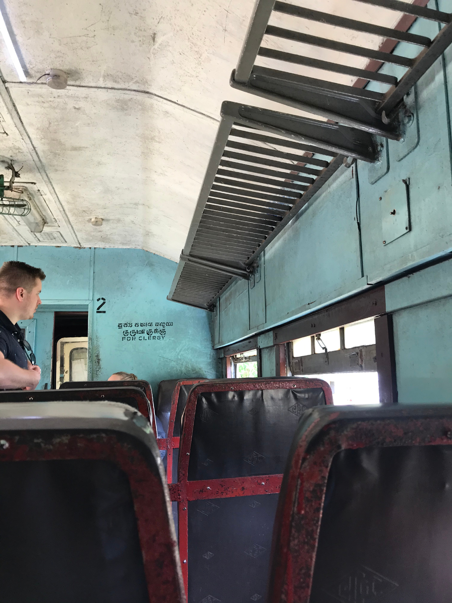 Суровые и беспощадные: как выглядят поезда на Шри-Ланке.