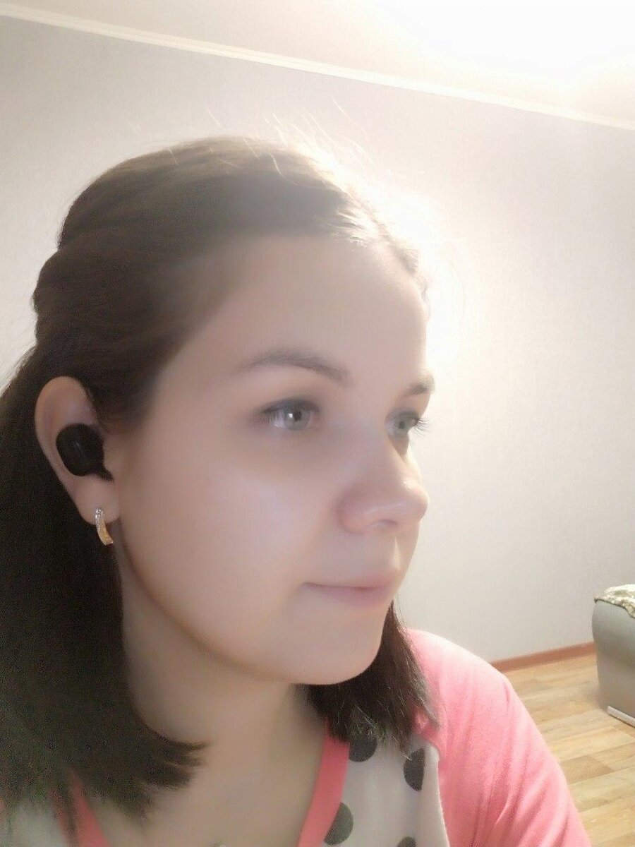 Вот так выглядят наушники в ухе. Держаться хорошо)