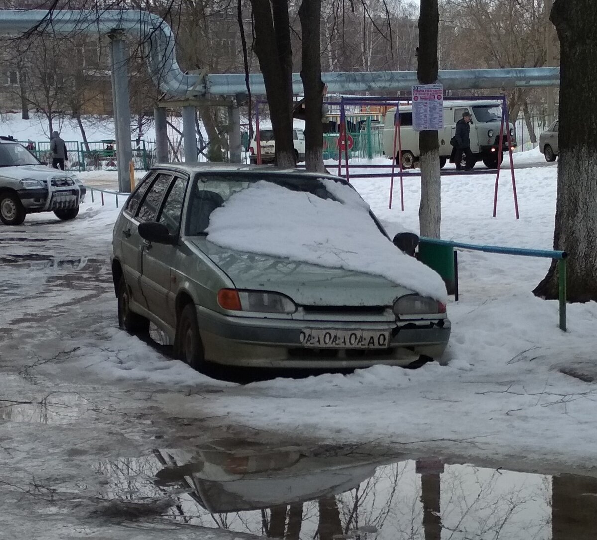 во  дворе машина