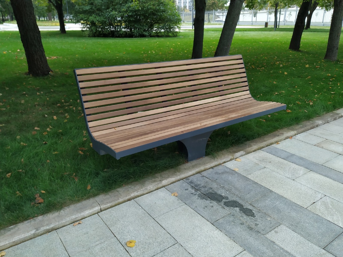 Современные лавки и общее озеленение.