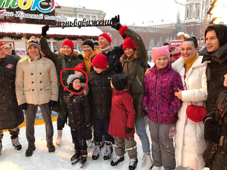 На катке маленький Петя позировал фотографам вместе с папой и другими ребятишками. Под шапочкой не видно, но друзья говорят: Петя такой же светло-русый, как и Женя.