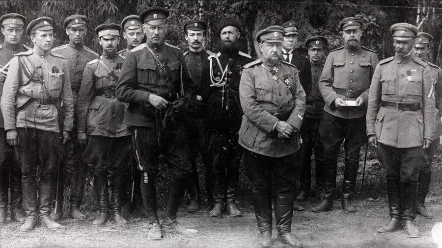 Николай Юденич и Александр Родзянко с офицерами штаба Северо-Западной армии              Фото: commons.wikimedia.org
