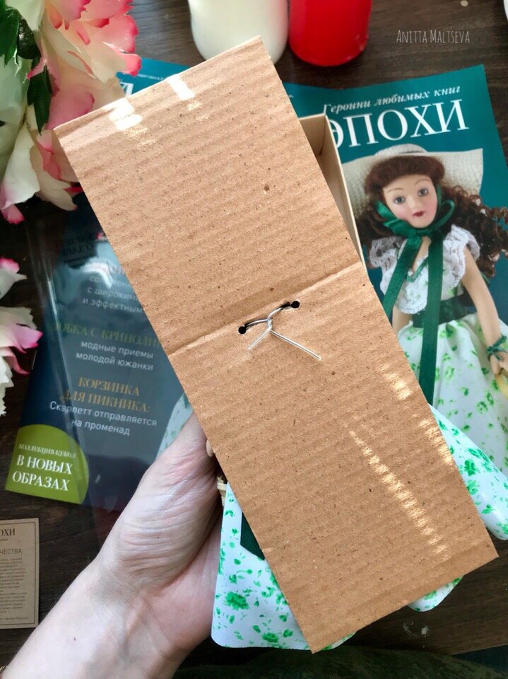 Кукла фиксируется в коробке при помощи картона и проволоки