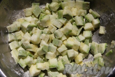 Кабачки хорошенько обжариваем на сковороде с добавлением растительного масла. Обжариваем их до очень поджаристой корочки, почти как жареный картофель.