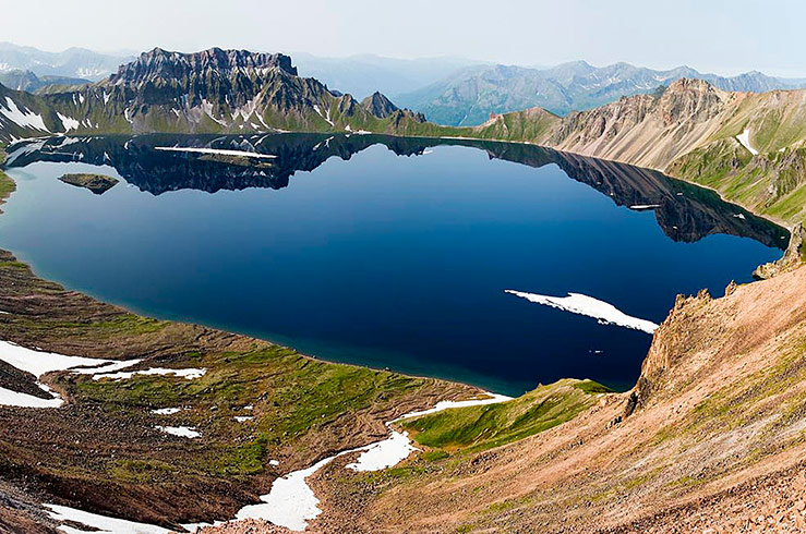 Ещё одно место, которое не нуждается в представлении. Вулканы, гейзеры, заповедники... К сожалению, всё это соседствует с ужасной разрухой. А для туристов почти ничего не готово. На Камчатке нет нормальных гостиниц. Уровень предлагаемых отелей – примерно как в Сочи 90-х годов. Либо какие-то старые советские турбазы, либо вычурные частные отели в азиатском стиле: пластиковая роскошь, стразы, многоуровневые потолки. Для меня это всё до сих пор остаётся загадкой. На Камчатку едут люди, люди небедные. Например, полёт в Долину гейзеров обойдётся примерно в 40 000 рублей в составе группы! То есть позволить себе полноценный отдых на востоке России могут далеко не все. Но почему-то никто не спешит брать деньги богатых туристов, построив хороший отель. 
