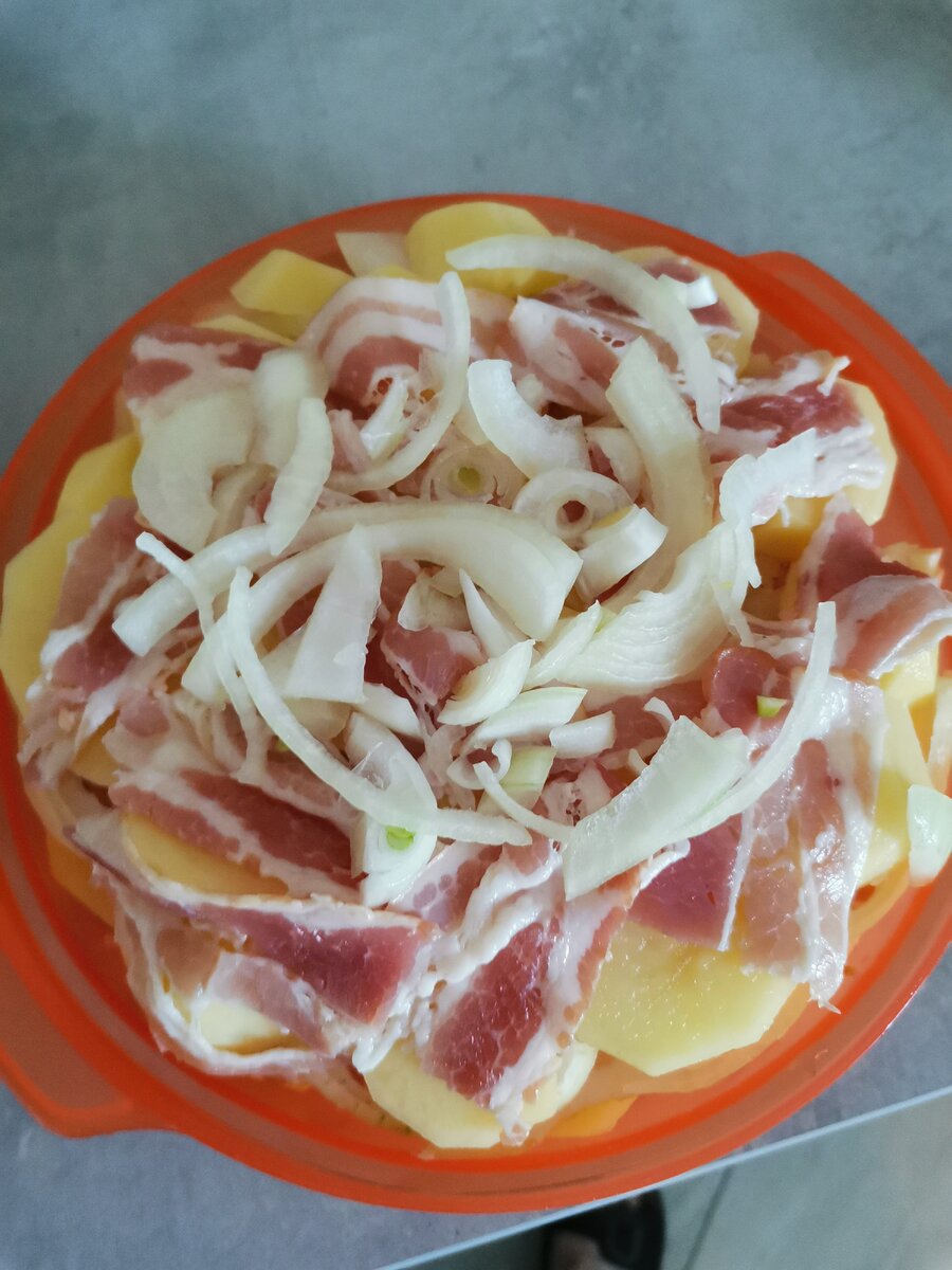 Разложенный картофель с беконом