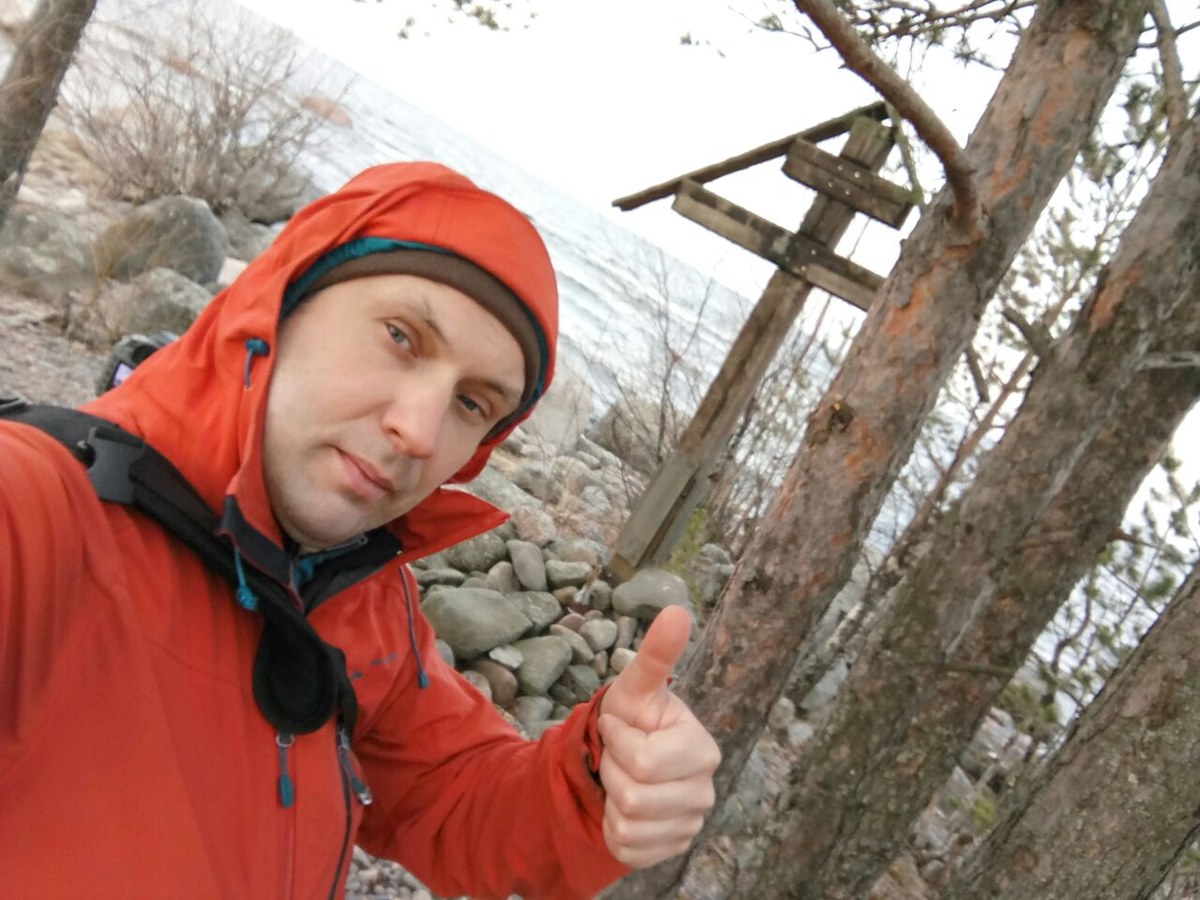 Замёрзший, но не сдавшийся я, и крест на мысу Мустаниеми. Я слева.
