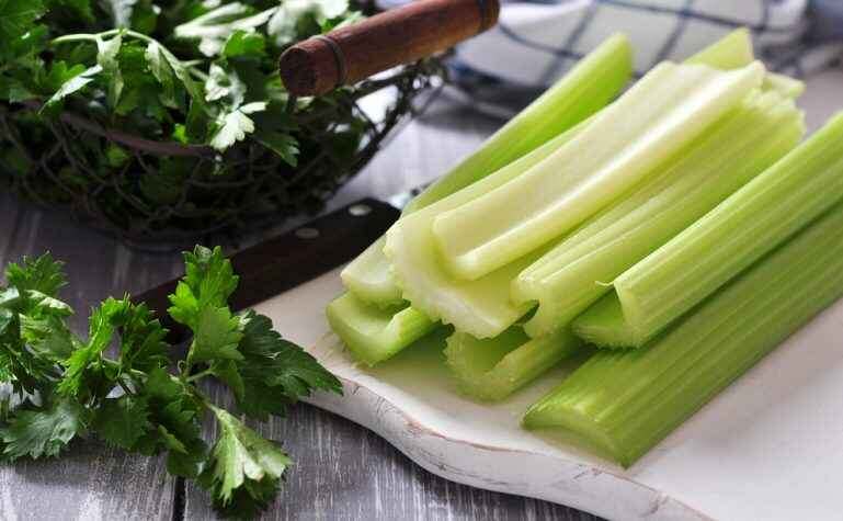 Чем полезен сельдерей для худеющих. В данном растении содержится очень низкое количество калорий что не может не радовать. Но так же в нем содержится очень много полезных веществ. А именно (Клетчатка,Витамин С,Витамин В6,Калий ,Фосфор,Кальций,Железо,Марганец,Цинк). Сельдерей богат калием и витамином К, которые важны для здоровья сердца. Так, калий может помочь в регулировании кровяного давления.Так же помогает предотвратить язву желудка,защищает печень,укрепляет костные ткани,помогает снизить высокий уровень холестерина.В свежем сельдерее 34 калории на 100 грамм.