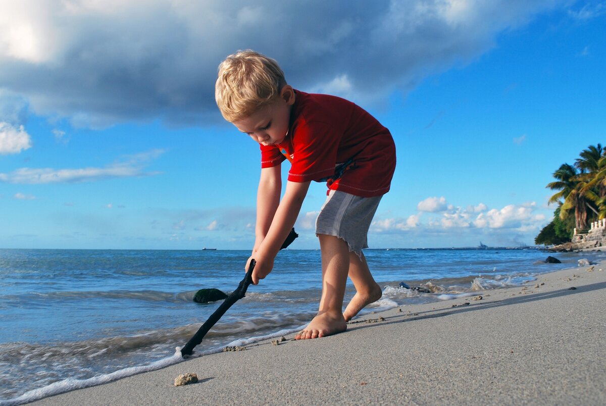 https://pixabay.com/photos/boy-sand-sea-summer-beach-water-3083930/ 