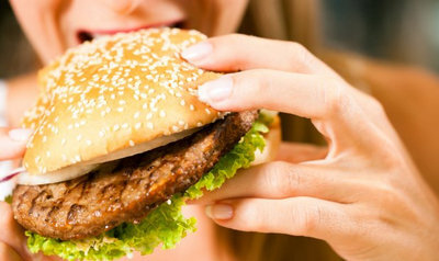 Внутренняя часть бедра является «любимым» местом для отложения жиров. Некрасивая дряблость и целлюлит появляются там в результате множества факторов, основными из которых являются: