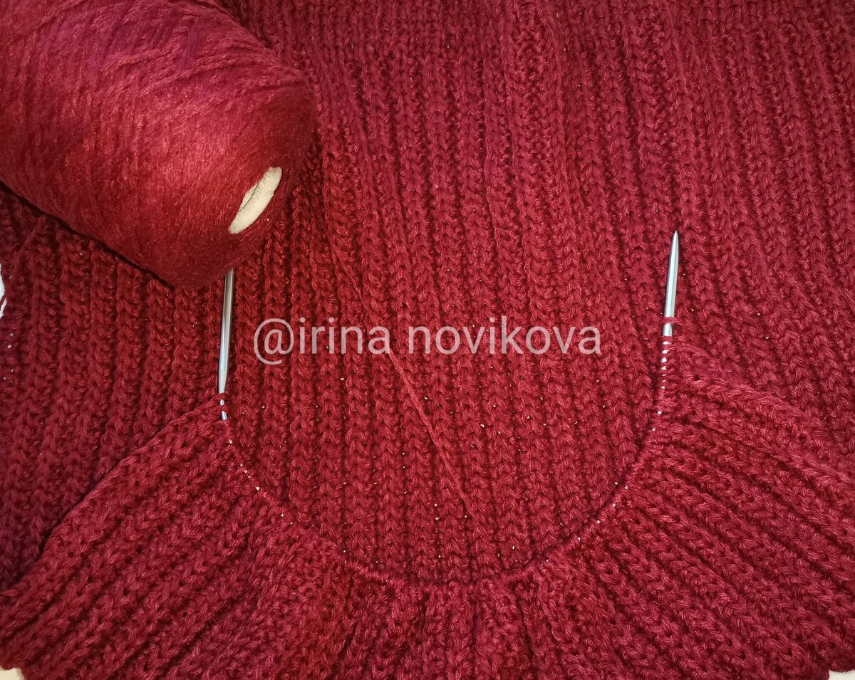 Мой жилет растёт потихоньку. И даже спицы улыбаются. 