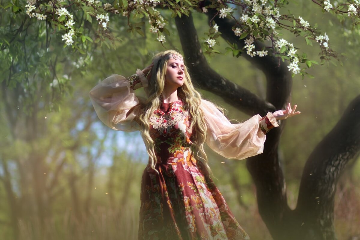 Не так давно просматривала Яндекс Дзен на предмет творческих идей и натолкнулась на статью о джутовой филиграни на канале "Создавай сам" https://zen.yandex.ru/id/5dacb2e179c26e00b015d773                                                     Рассматривая фотографии с ажурной красотой, загорелась идеей сделать что то подобное. Задумано - сделано. Моток джута откопала в ящике с инструментами, распечатала красивый рисунок. Дело осталось за малым - найти подходящий клей, что в условиях самоизоляции сделать оказалось проблематично. Благо, супермаркет рядом. Ассортимент огорчил, выбрать было не из чего, что уж говорить о рекомендованных марках клея. Взяла на всякий случай три варианта: два клея и сантехнический герметик. Да-да, герметик. В свое время мастер, который делал ремонт в ванной, посоветовал клеить все на сантехнический герметик.  Мол, держит хорошо. Вот заодно и проверю.