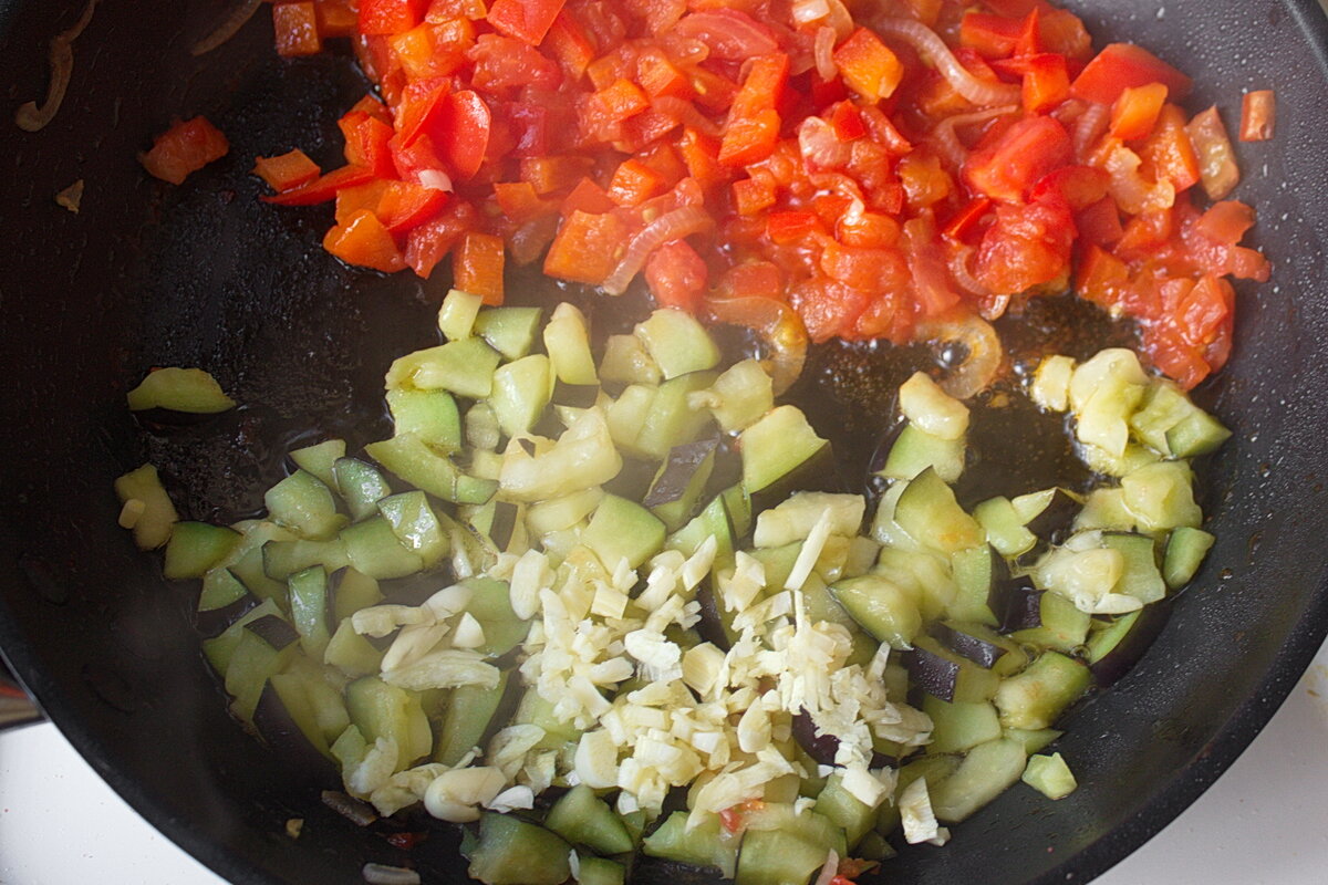 Вкуснятина с помидорами и баклажанами, которая особенно хороша в наступающий сезон: Делюсь рецептом