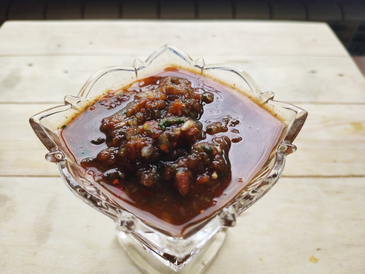 Если Вы хотите более насыщенный красный цвет, зелень мелко режьте, а не пропускайте через мясорубку, но мой вариант вкуснее.