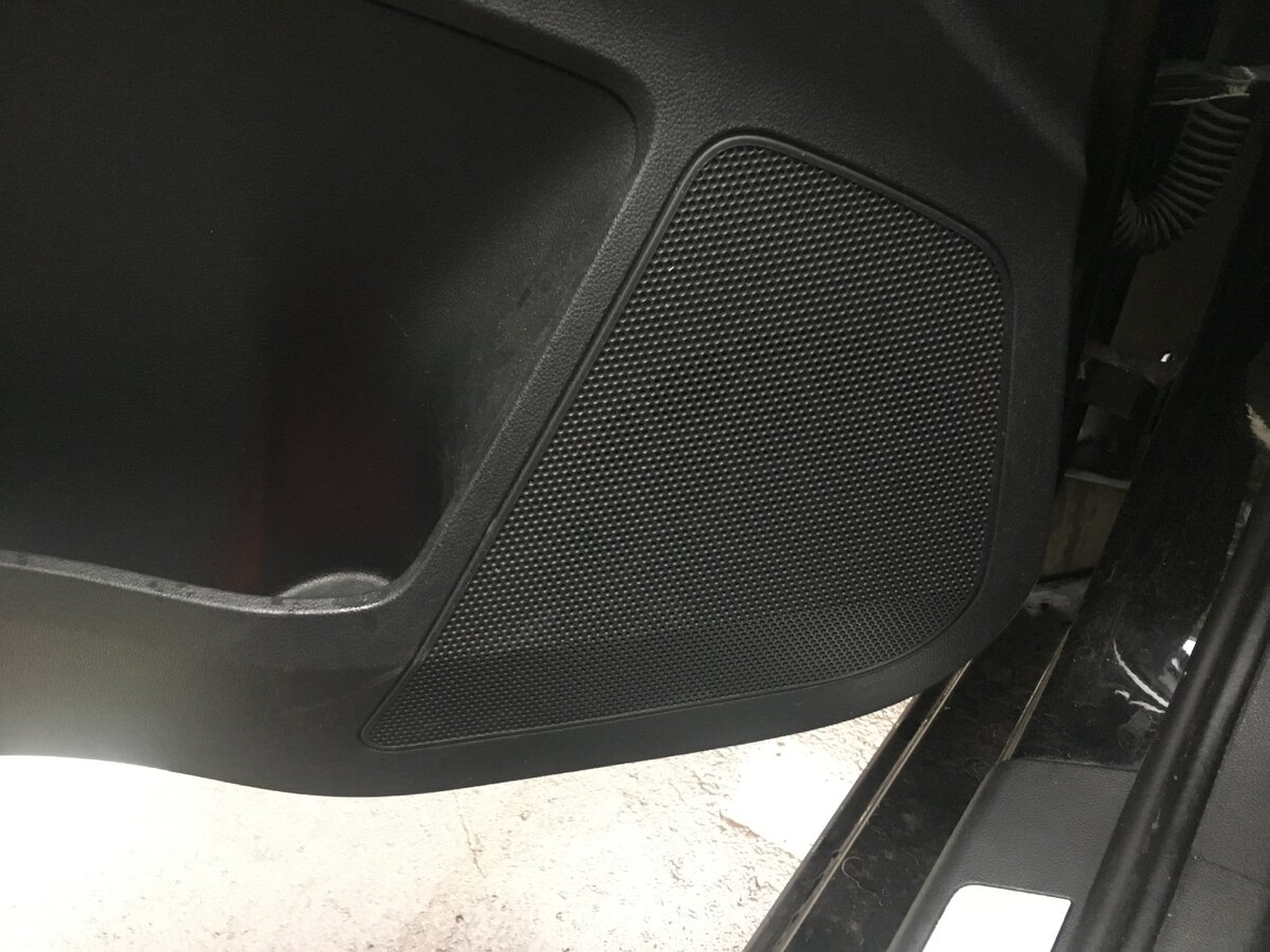 В Skoda Rapid же стоят очень мощные колонки, выдающие нереально крутой звук 