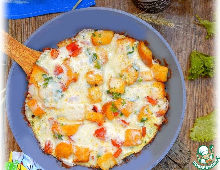 Яичница по-французски — нетривиальное блюдо, где в качестве ингредиентов неизменно присутствуют яйца, сыр и хлеб. Вкусно, сытно и сочно!