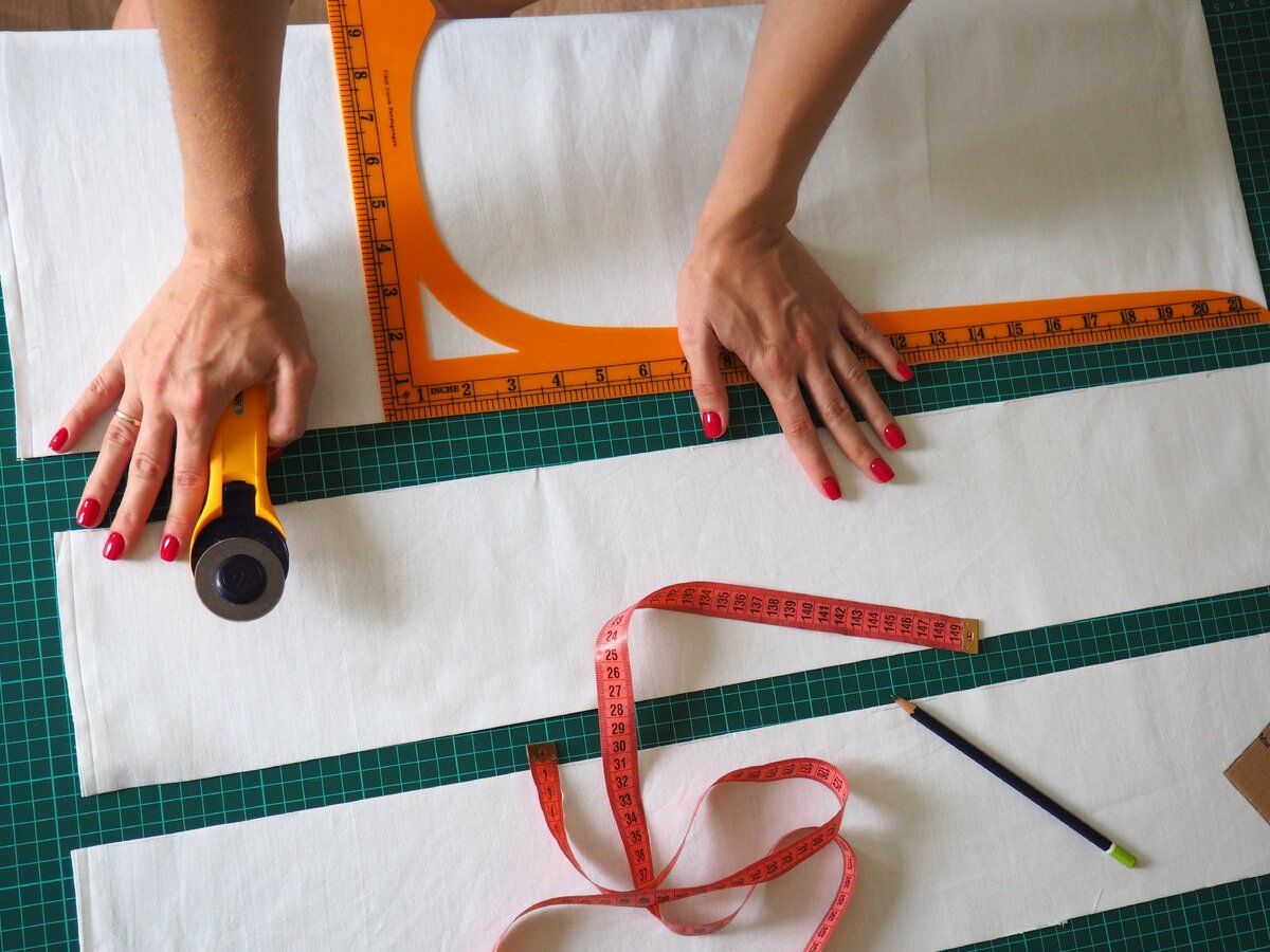 Процесс нарезки квадратов для одеяла