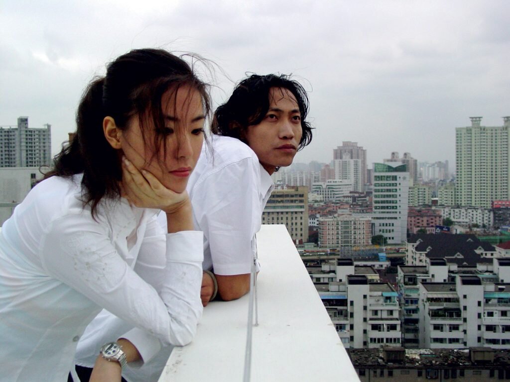 Ян Фудун. Биение, биение… жасмин, жасмин, 2002 18'00''. Кадр из видео. Трёхканальная видеоинсталляция. Цвет, звук
Изображение предоставлено ShanghART Gallery