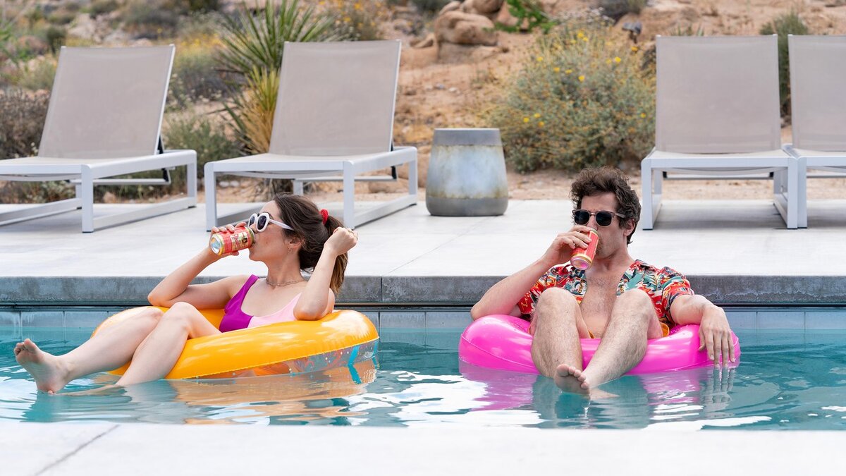 Кадр из х/ф "Палм-Спрингс", реж. Макс Барбаков, 2020 г.