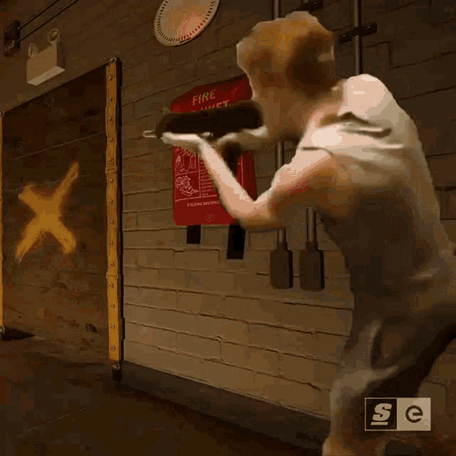 Боже мой, может хватит вставлять рандомные гифки?