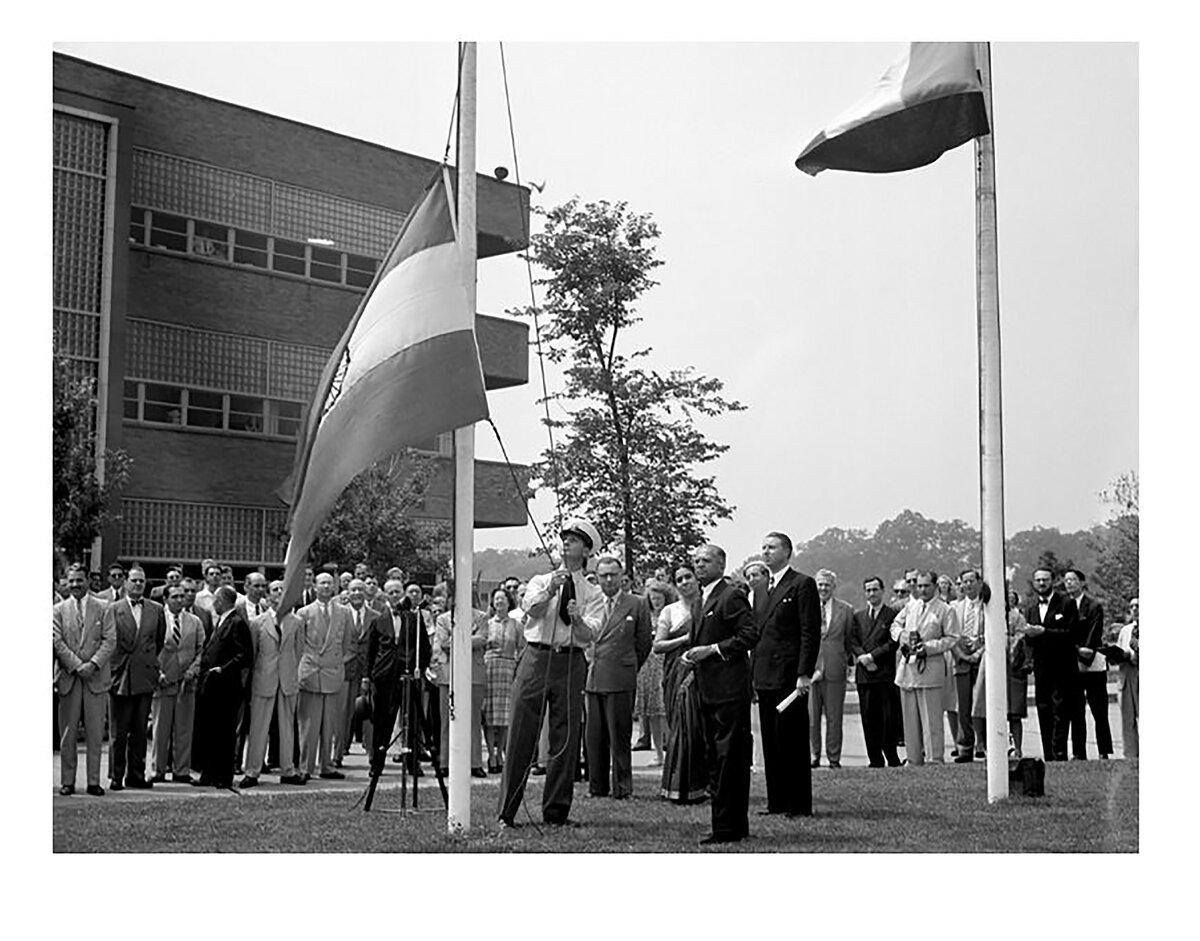 Поднятие нового флага Индии в Центральных учреждениях Организации Объеди-ненных Наций в Лейк-Саксессе, штат Нью-Йорк, 15 августа 1947 года в присутствии представителя Индии д-ра Падманабхы Пиллая (на переднем плане), а также (слева направо) помощника Генерального секретаря Организации Объединенных Наций д-ра Ивана Керно, г-жи Падманабха Пиллай и начальника Службы протокола Ор-ганизации Объединенных Наций г-на Жеана де Ну. Взято с сайта: uniteapps.un.org.