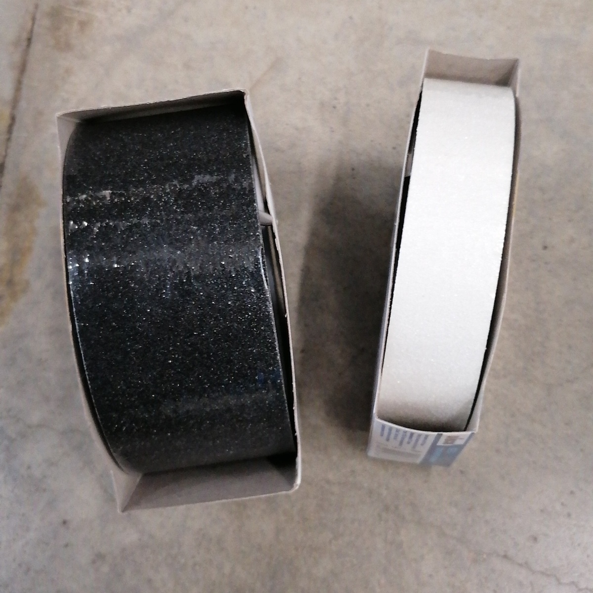 Бывают ленты разных цветов и ширины. 